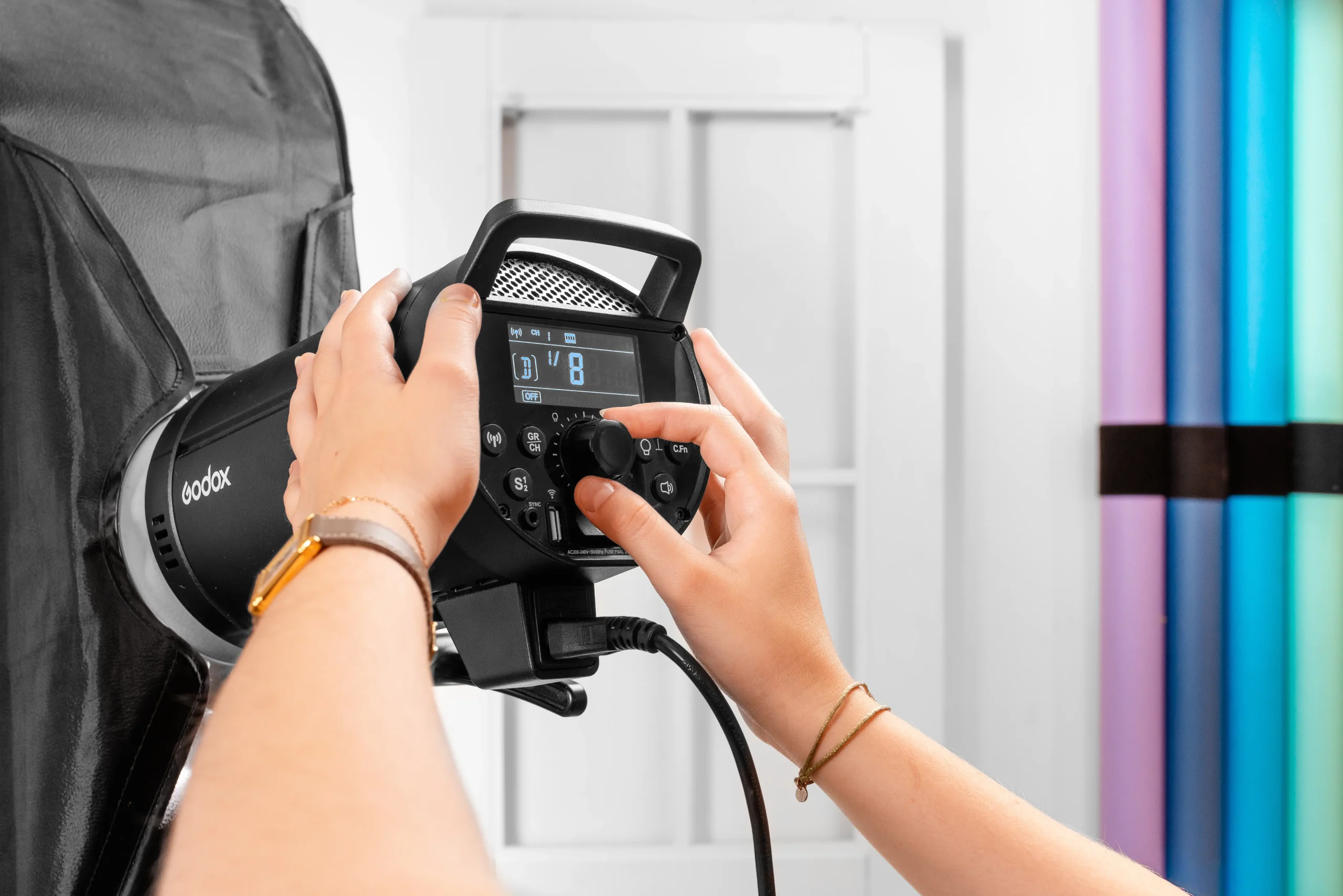 Atelier photo à Toulouse : réglage du flash de studio pendant une formation au Loft Studio Créatif