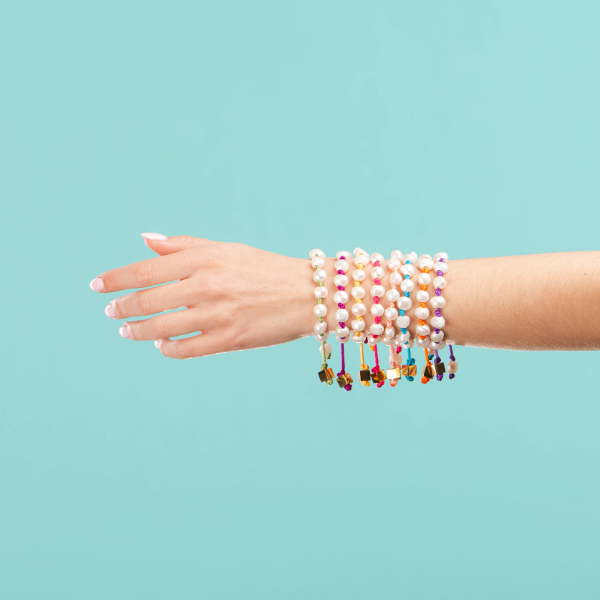 Bijoux de créateur portés au poignet, photo de produit Toulouse