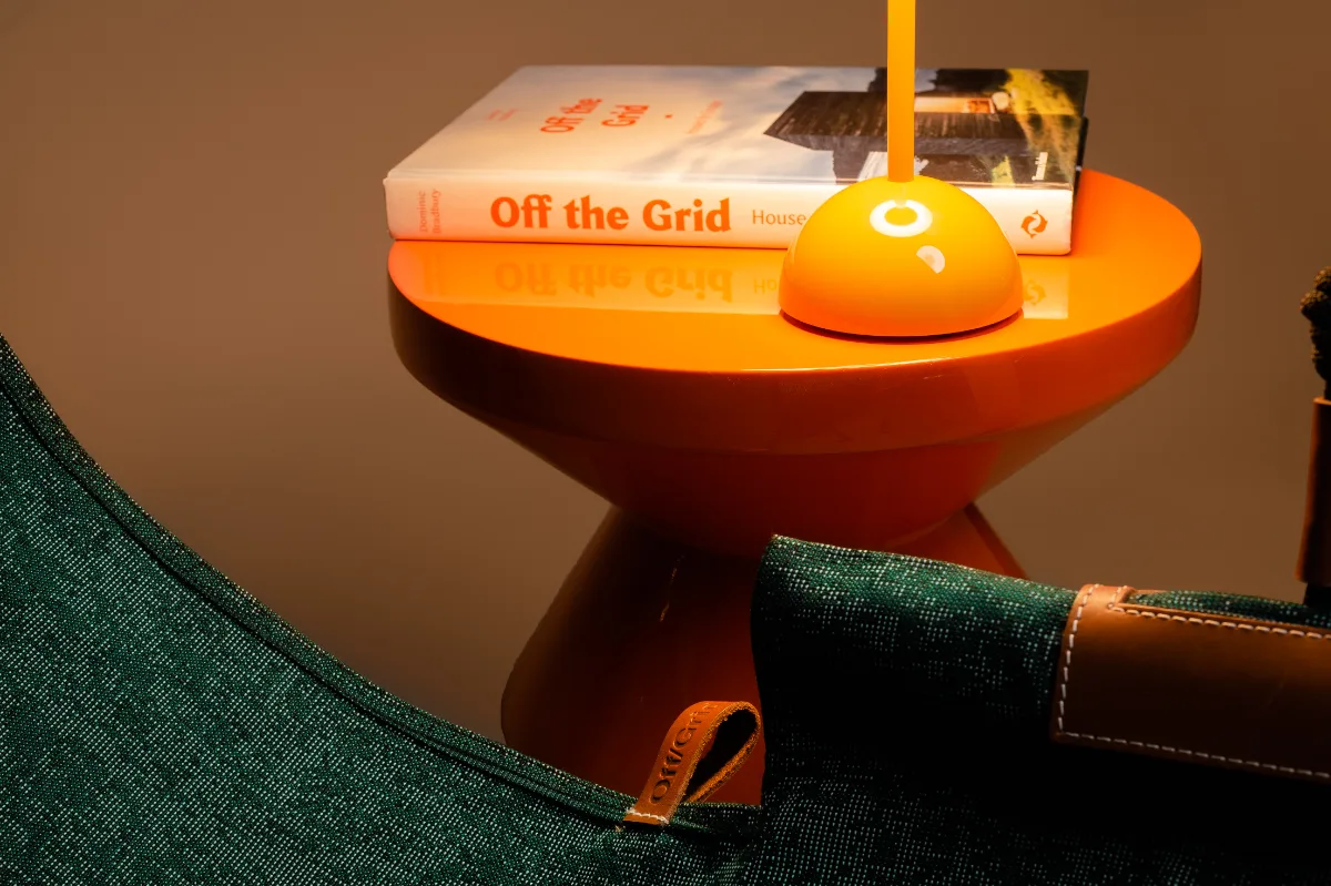Scène produit composée avec luminaire et mobilier, photo de produit Toulouse