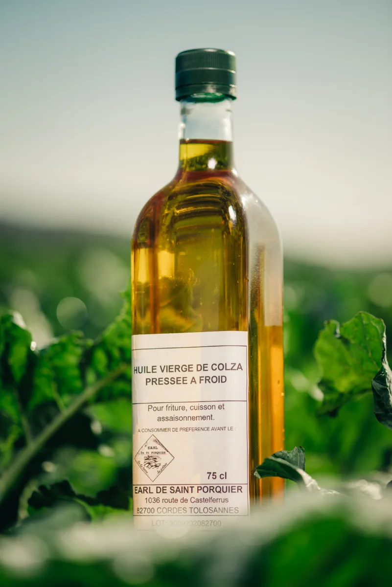 Bouteille d'huile vierge photographiée en plein champ, photo de produit Toulouse