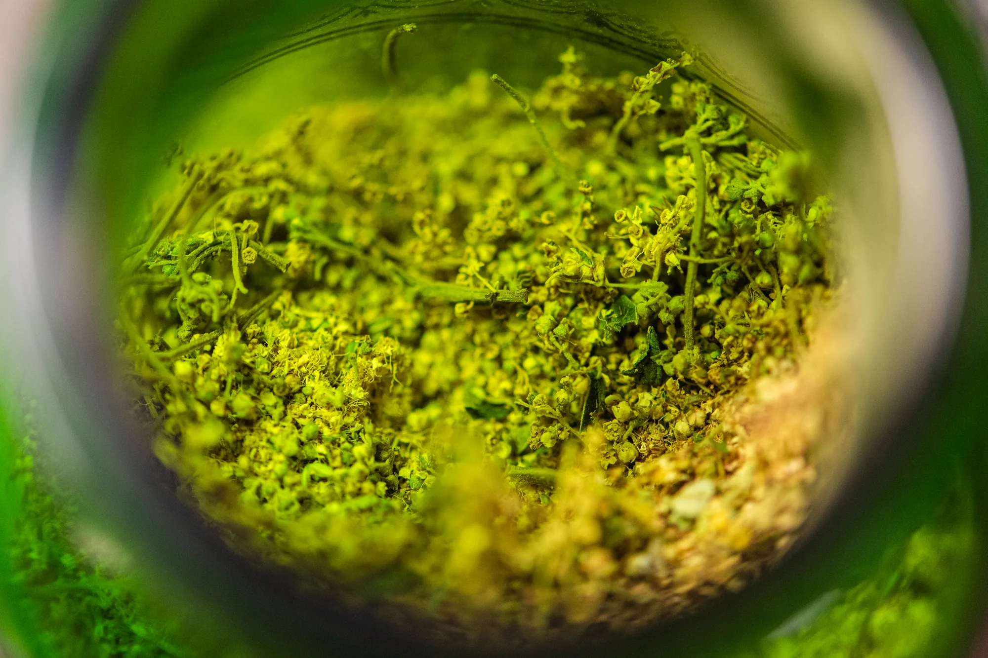 Plantes séchées vues du dessus dans un bocal en verre
