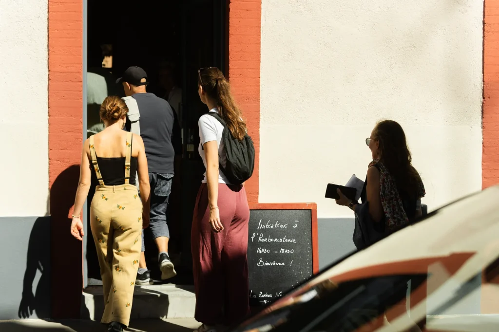 Participants arrivant au Loft Studio Créatif, rue Benoît Arzac à Saint-Cyprien, Toulouse