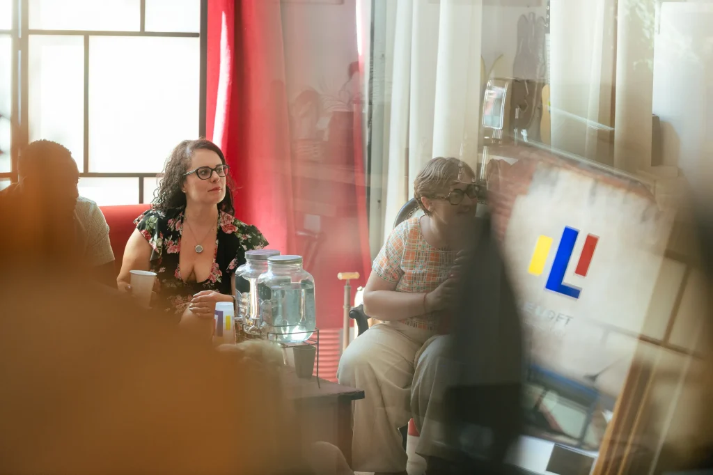 Ambiance conviviale dans le salon du Loft Studio Créatif lors d'un événement créatif à Toulouse