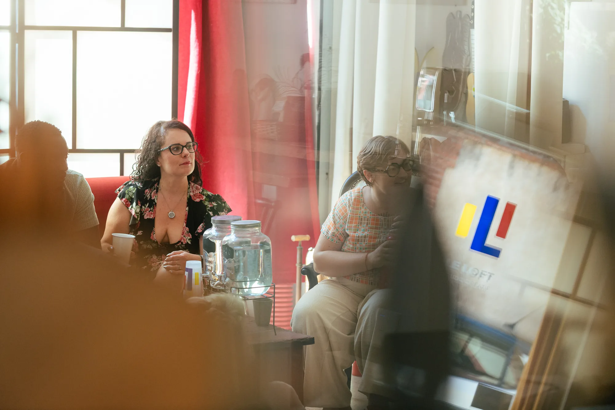 Moment de convivialité autour de la table au Loft Studio Créatif